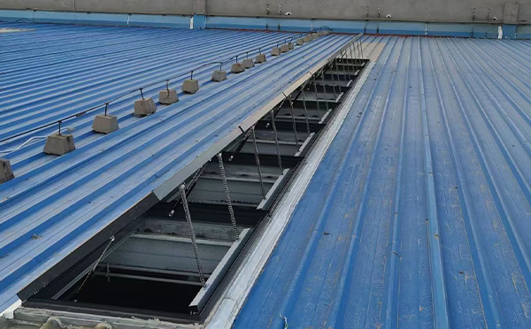 某城市大型商业综合体中庭石河子排烟窗工程